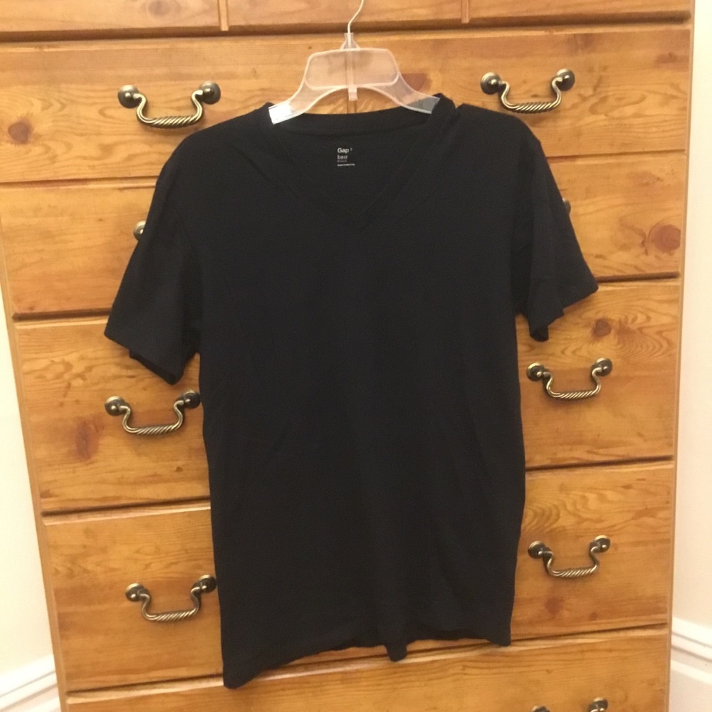 GAP MEN’S V-NECK TEE SHIRT